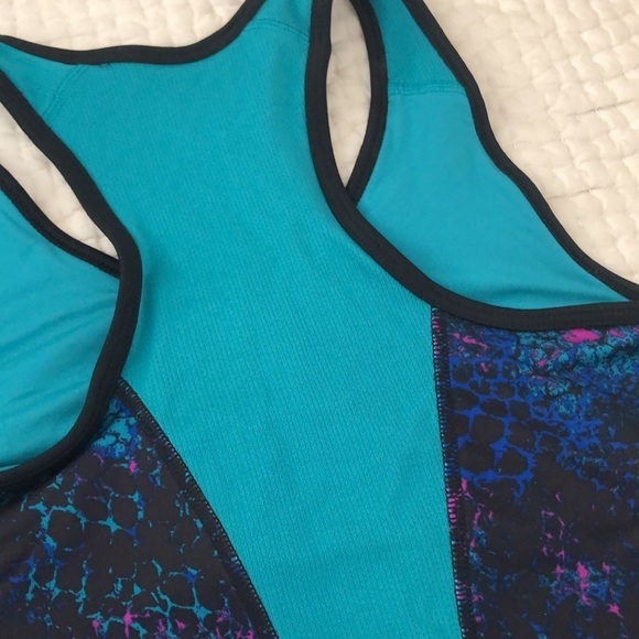 Champion Semi-Fitted Racerback Sport Tank with Built In Bra Size Small - Picture 3 of 10